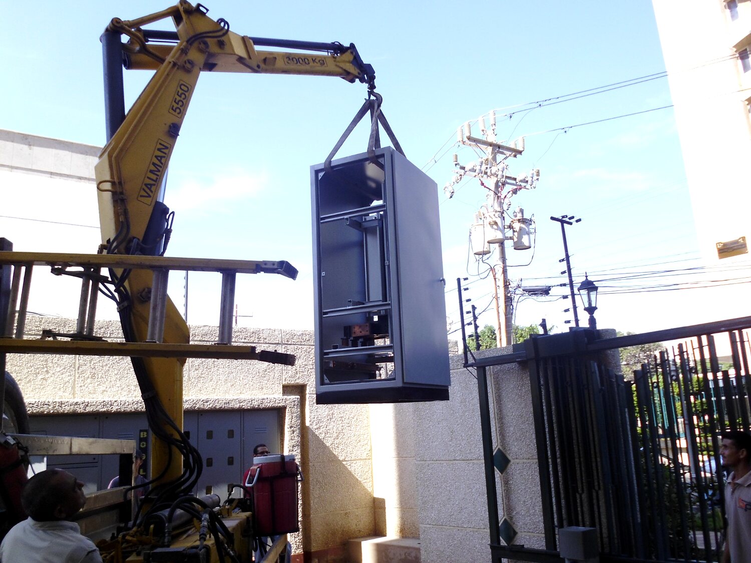 Montaje electromecánico en subestación de alta tensión