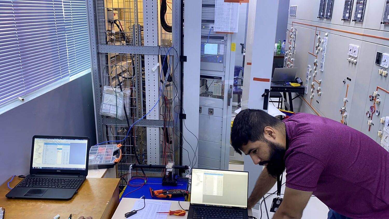 Sala de operación y análisis de sistemas eléctricos