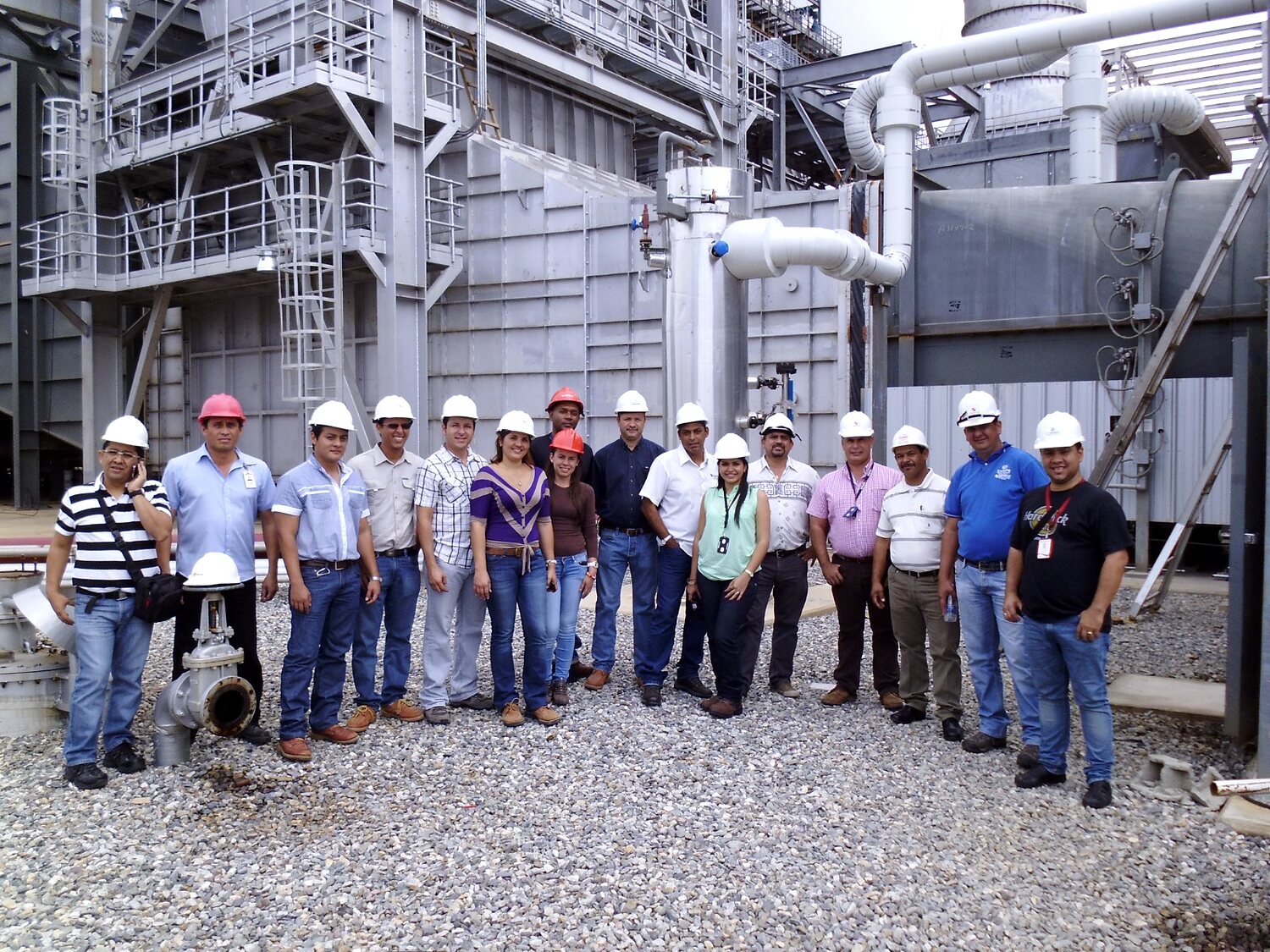 Equipo técnico de ICIS en facilidad de producción del sector petrolero