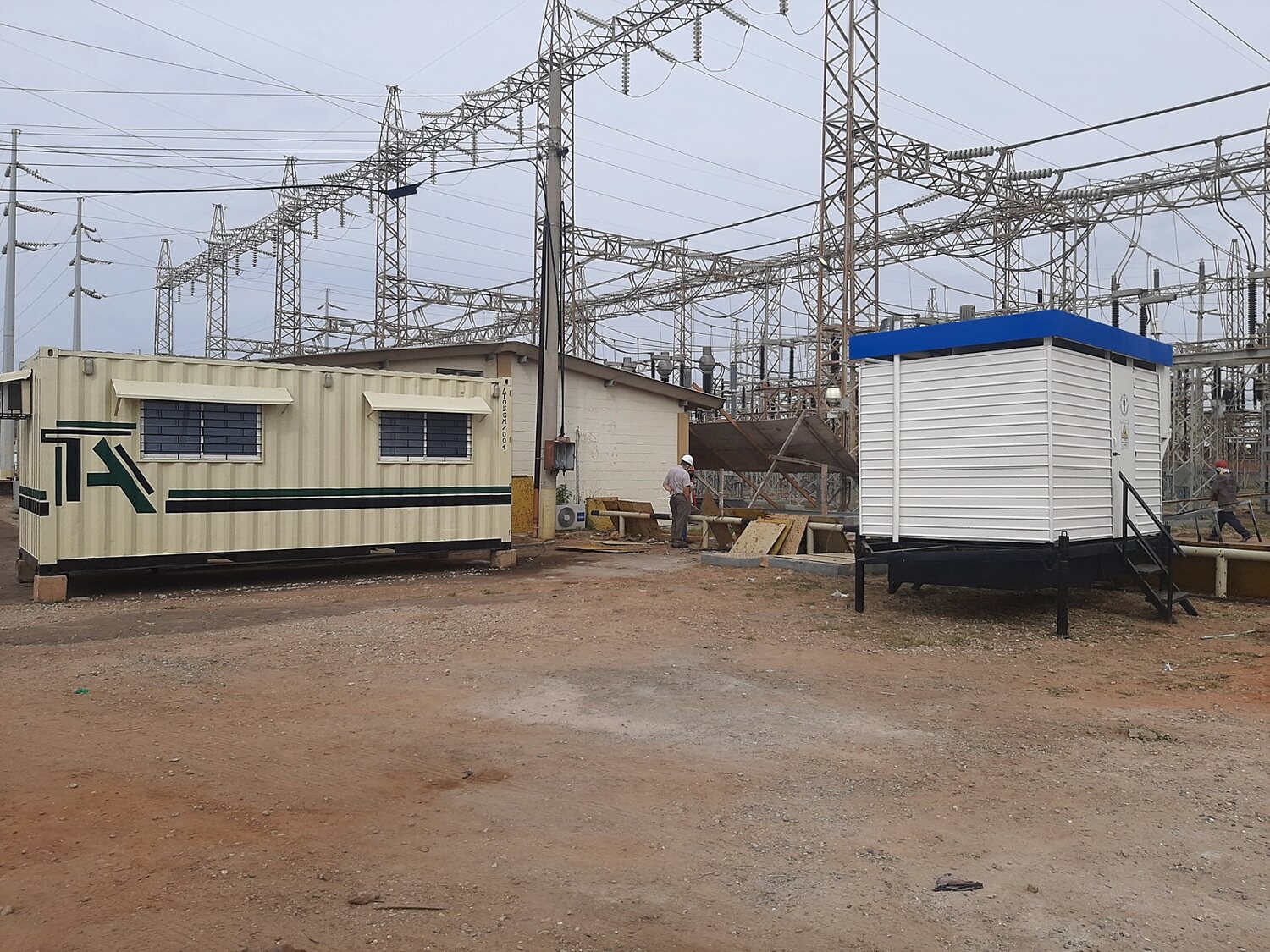 Subestación de transmisión con edificio de control