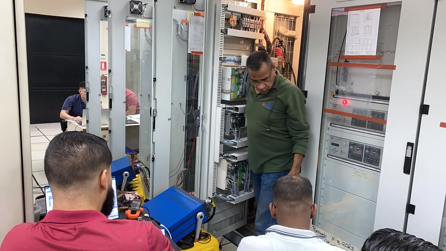Equipo técnico en campo. Comisionamiento de esquemas en subestación de alta tensión